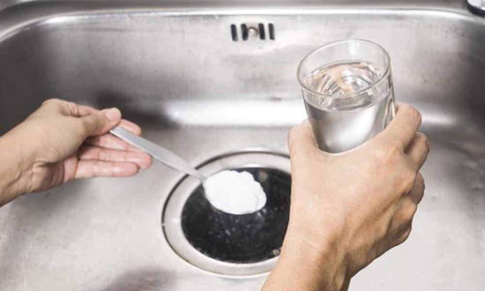 cleaning drains with baking soda
